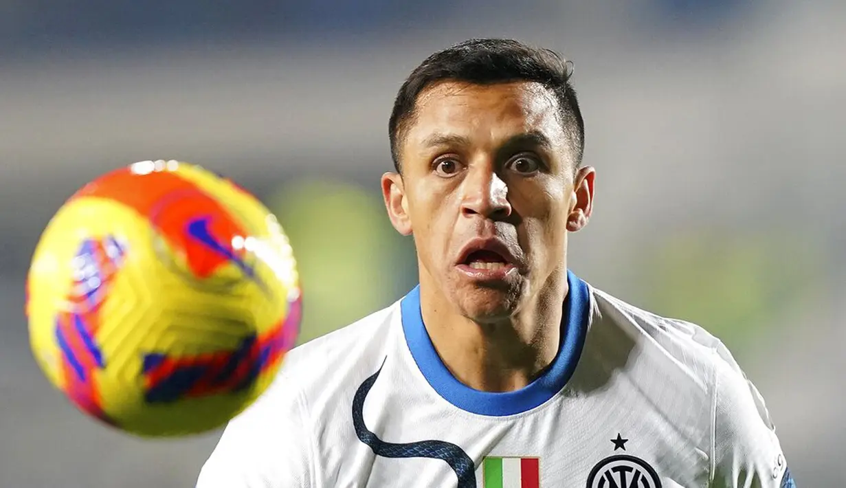 Pemain Inter Milan Alexis Sanchez melihat bola saat melawan Atalanta pada pertandingan sepak bola Liga Italia di Stadion Gewis, Bergamo, Italia, 16 Januari 2022. Pertandingan berakhir imbang 0-0. (Spada/LaPresse via AP)