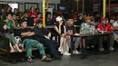Suasana Roaring Night Liga Inggris antara Manchester City melawan Manchester United bareng IndoManutd Jakarta di Picth 98, Kemang, Jakarta, Minggu (03/03/2024) malam WIB. (Bola.com/Abdul Aziz)