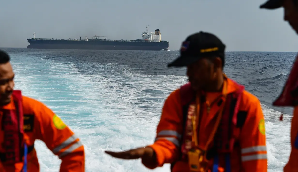Anggota Basarnas berbincang usai mengevakuasi seorang anak buah kapal (ABK) tanker asing berbendera Bahama di lepas pantai Aceh, Selasa (30/7/2019). Basarnas mengerahkan KN SAR KRESNA 232 untuk mengevakuasi seorang ABK kapal tanker yang sakit jantung di perairan Aceh. (CHAIDEER MAHYUDDIN/AFP)