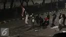 Pendemo berusaha menyelamatkan kawannya yang terkapar saat bentrok terjadi di jalan Medan Merdeka Barat, Jakarta, Jumat (4/11). (Liputan6.com/Faizal Fanani)