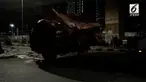 Akibat hilang kendala menabrak trotoar, sebuah truk yang syarat dengan muatannya terbalik saat di jalan layang, Prof. Dr. Satrio, Setia Budi, Jakarta Selatan, Jumat dini hari.