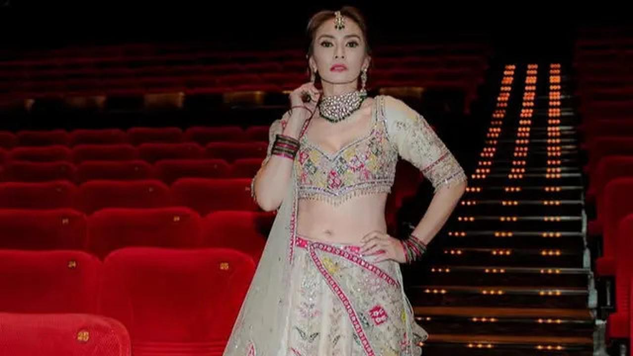 6 Pesona Masayu Anastasia Dibalut Lehenga Busana Khas Perempuan India saat Premier Film Terbarunya