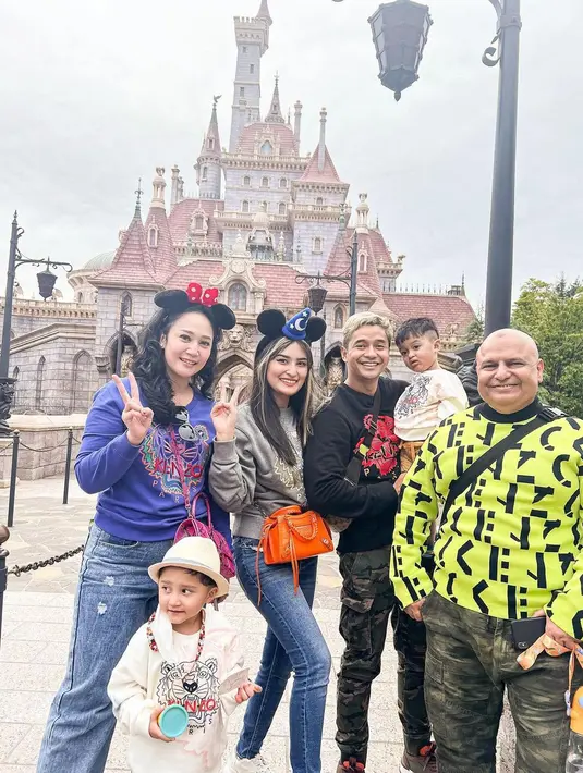 Keluarga Adly Fairuz dan Angbeen Rishi tentunya tak mau melewatkan kesempatan mengunjungi Disneyland Tokyo. (Foto: Instagram/ angbeenrishi)