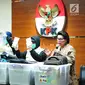 Wakil Ketua KPK Basaria Panjaitan (kanan) dan Petugas KPK menunjukan barang bukti tersangka penerimaan suap Dirjen Perhubungan Laut (Hubla) A Tonny Budiono dan Adiputra Kurniawan di Gedung KPK, Kamis (24/08). (Liputan6.com/Helmi Afandi)