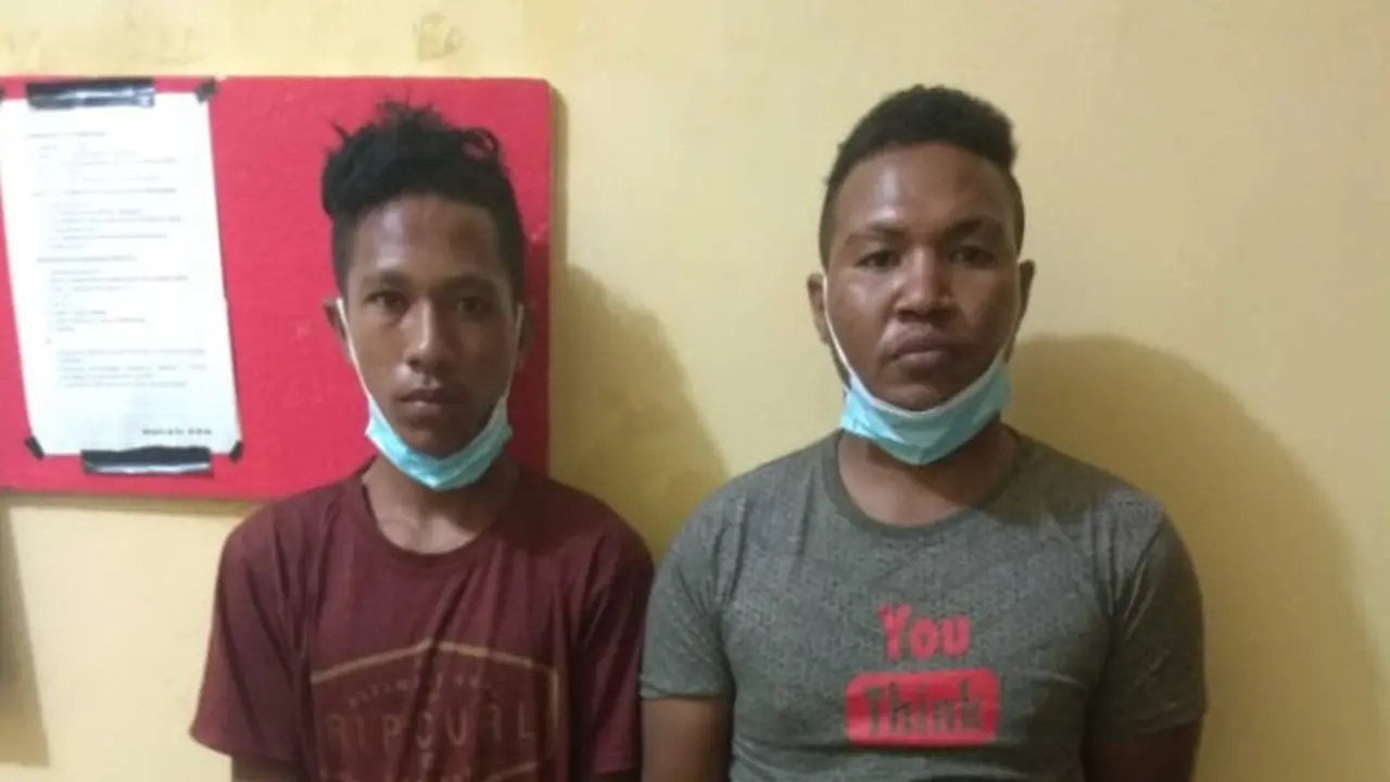 Dua pelaku pemerkosaan gadis disabilitas saat diamankan polisi.(Foto Istimewa)