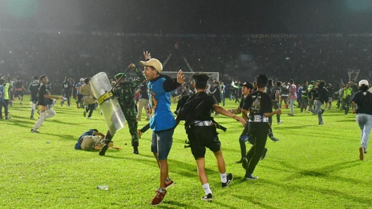 Hari Sabtu tepatnya pada tanggal 1 Oktober 2022 lalu menjadi hari paling kelam dalam sejarah dunia sepak bola Indonesia.<br><br>Kejadian itu terjadi saat laga Arema FC melawan Persebaya Surabaya yang digelar di Stadion Kanjuruhan, Malang.<br><br><br>