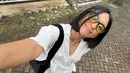 Meski sudah berusia 28 tahun, tak dipungkiri jika Taskya Namya tetap memesona bak remaja berusia 17 tahun. Aura pemeran Sephia dalam film Generasi 90an: Melankolia makin terpancar saat pamer foto selfie. Wajah cantiknya terlihat jelas, tak sedikit yang memuji paras wanita yang diketahui merupakan kekasih Ari Irham ini. (Liputan6.com/IG/@taskyanamya)