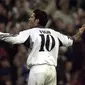 Luis Figo, gelandang sayap asal Portugal itu selama lima musim dari 2000-2001 hingga 2004-2005 mengenakan nomor 10 bersama Los Galacticos. (AFP/Marc Alex)  