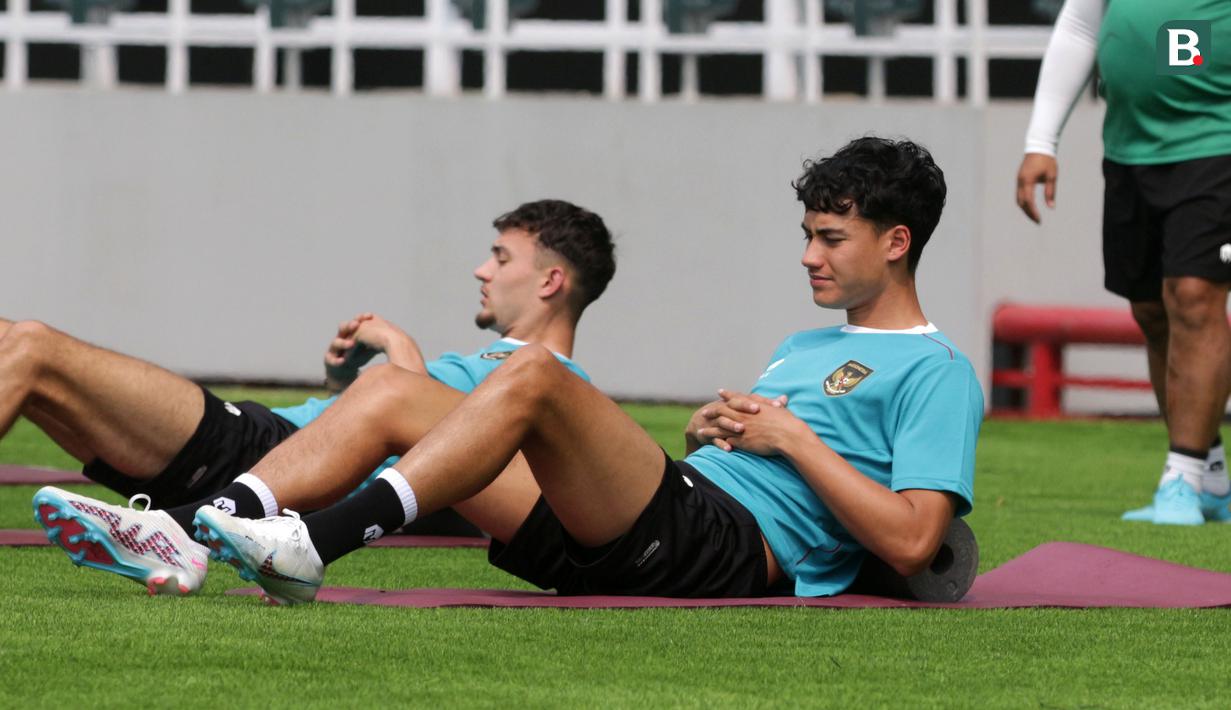 <p>Pemain Timnas Indonesia, Rafael Struick (kanan) dan Ivar Jenner melakukan latihan resmi menjelang laga FIFA Matchday melawan Palestina di Stadion Gelora Bung Tomo (GBT), Surabaya, (6/6/2023). Hanya ada 8 pemain yang mengikuti sesi tersebut. Mereka adalah Sandy Walsh, Andy Setyo, Rafael Struick, Ivar Jenner, Syahrul Trisna, Dendy Sulistyawan, Fachruddin Aryanto, dan Dimas Drajad. (Bola.com/Wahyu Pratama)</p>