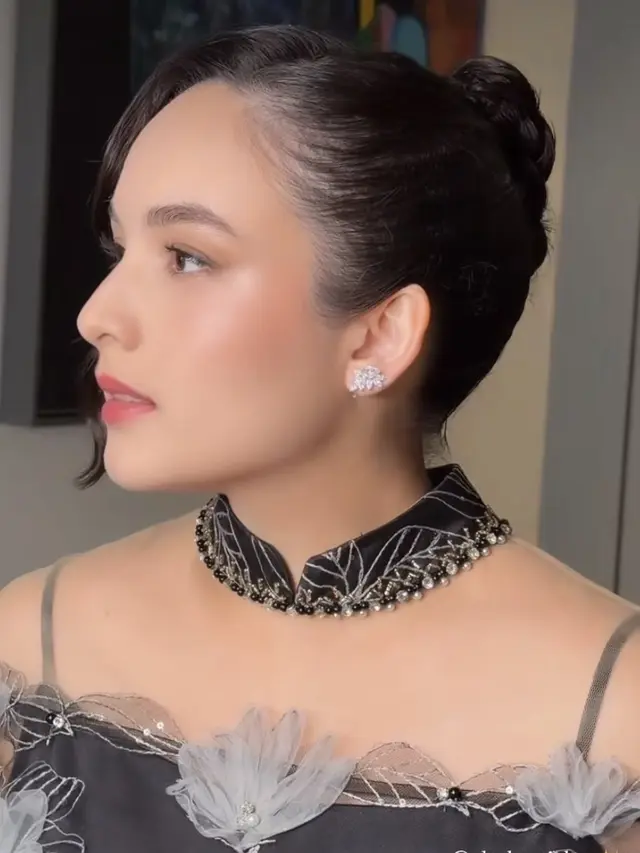 Gaya rambut Chelsea Islan saat kondangan. [@vinkimakeup]