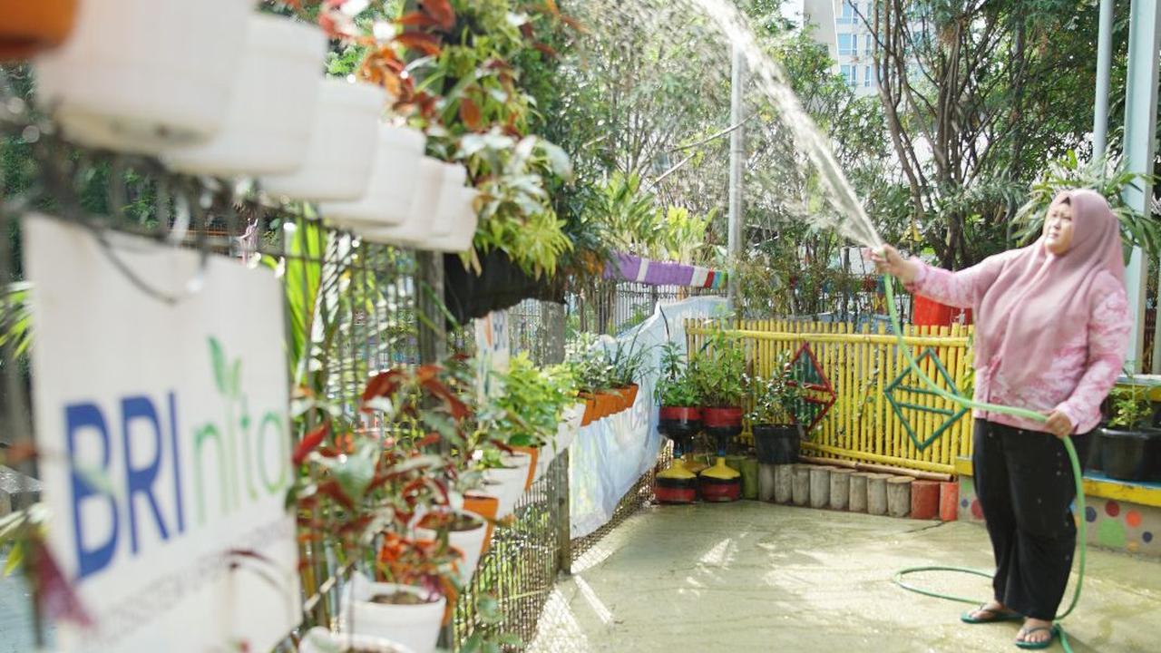 Sebelum bertransformasi, Kampung Bali tak ubahnya kawasan padat penduduk di tengah himpitan gedung-gedung pencakar langit Jakarta. BRI melalui aktivitas Corporate Social Responsibility (CSR) BRI Peduli kemudian melakukan penataan Kampung Bali dengan berba