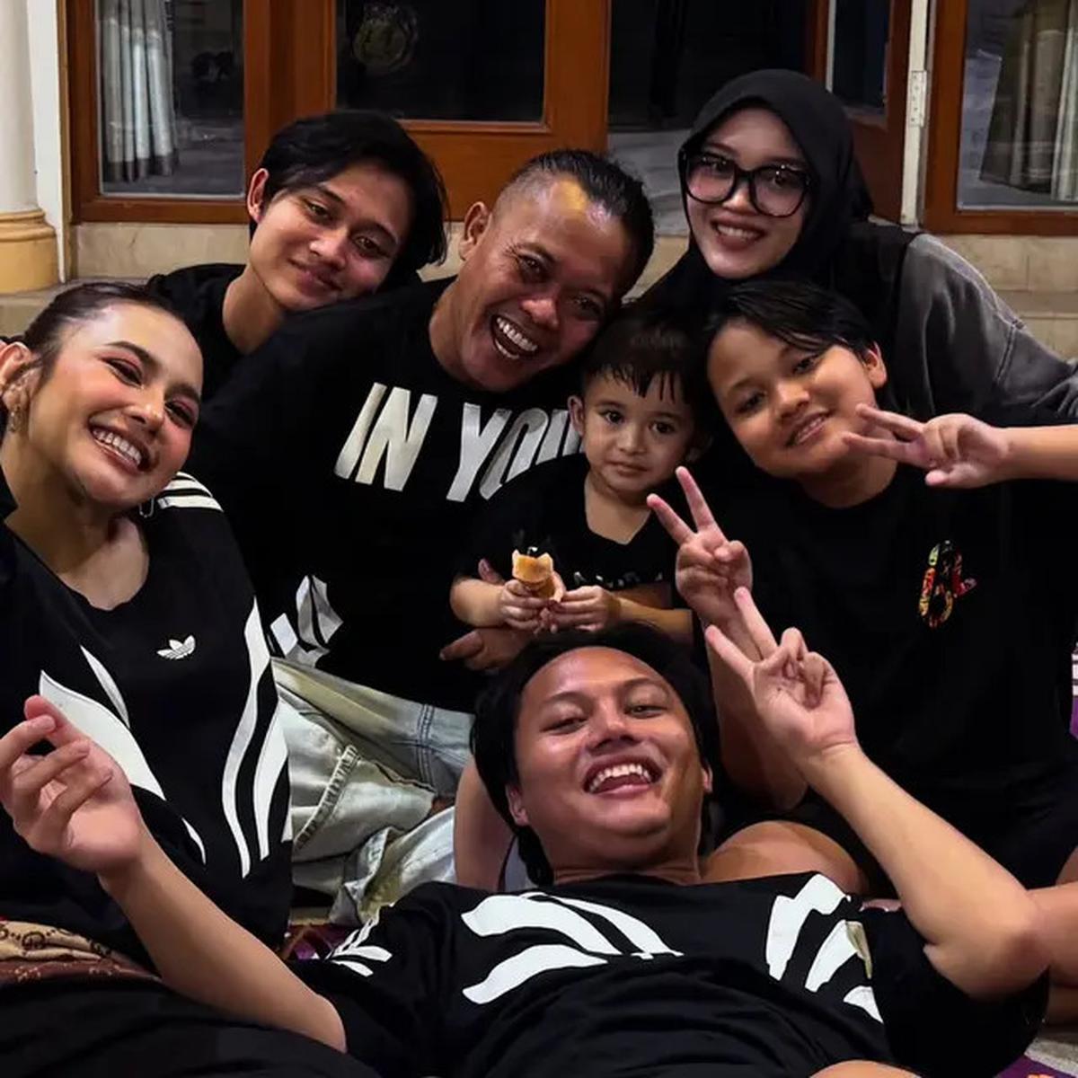 10 Artis Rayakan Tahun Baru 2025 Kumpul Keluarga di Rumah, Tak Kalah Seru