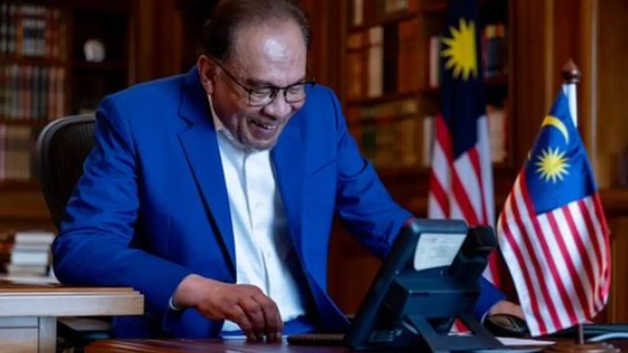 Perdana Menteri (PM) Malaysia Anwar Ibrahim menghubungi Prabowo Subianto dan mengucapkan selamat atas kelancaran operasi kakinya. (Instagram anwaribrahim_my)