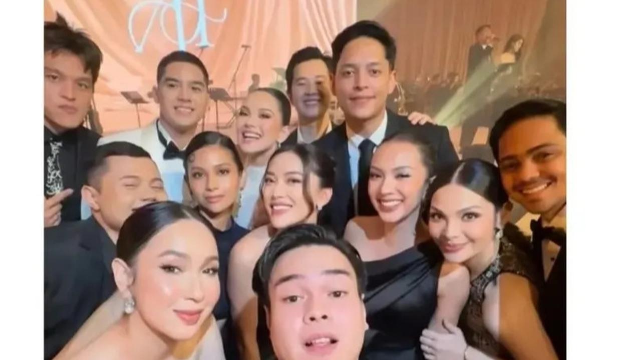 7 Potret Bridesmaid & Groomsmen di Rangkaian Pernikahan Al Ghazali - Alyssa Daguise, Kompak Pakai Baju Adat hingga Gaun dan Jas Mewah
