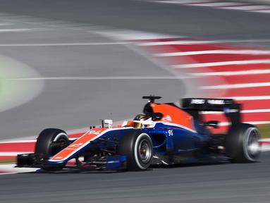 Pebalap Manor Racing, Pascal Werlein beraksi dengan catatan waktu 1m27,064s dari 79 lap pada sesi kedua tes pramusim di Sirkuit Catalunya, Barcelona, Rabu (2/3/2016). Malam WIB. (AFP/Josep Lago)