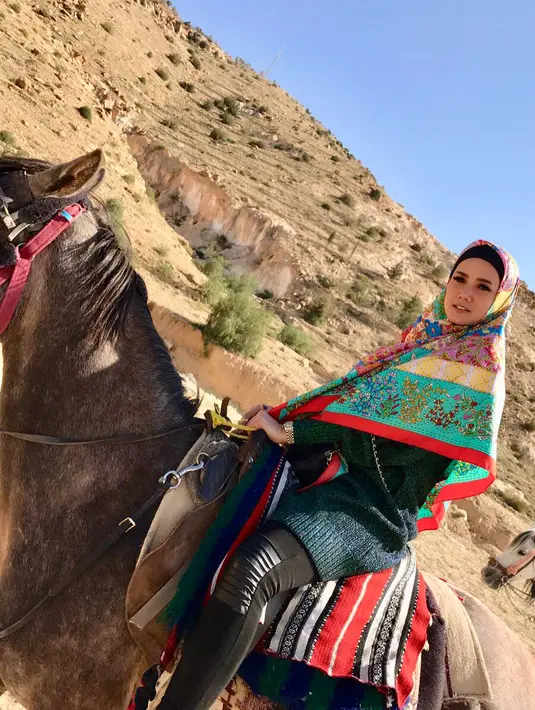 Mulan Jameela baru-baru ini menuai pujian publik lantaran penampilannya yang berbeda. Melakukan perjalanan liburan ke Jerusalem, Mulan begitu memesona dengan balutan hijabnya. (Instagram/mulanjameela1)