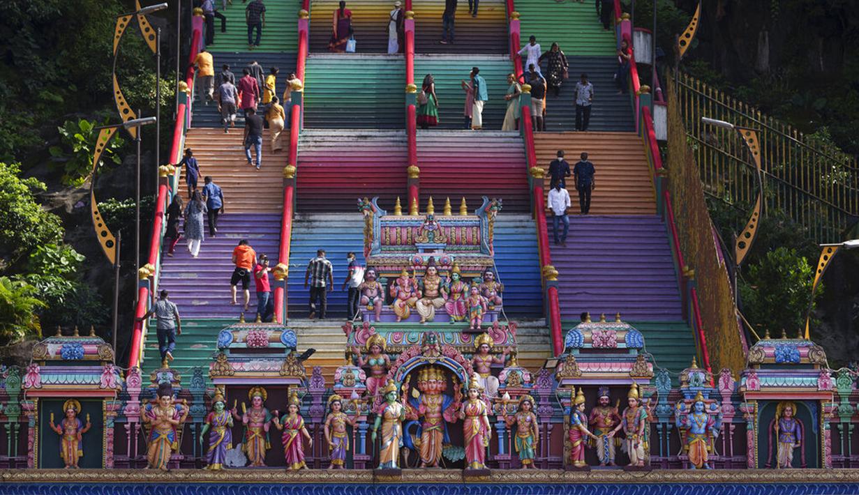 Umat Hindu menaiki tangga berwarna untuk berdoa saat Festival Diwali di Kuil Batu Caves, Kuala Lumpur, Malaysia, Kamis (4/11/2021). Diwali adalah salah satu festival terpenting dalam agama Hindu, didedikasikan untuk penyembahan dewi kekayaan Lakshmi. (AP Photo/Vincent Thian)