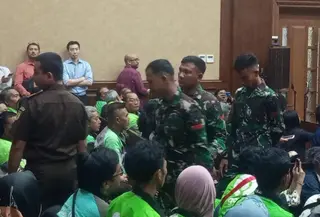 Tiga anggota TNI terlihat hadir di ruang sidang Pengadilan Tipikor Jakarta, Senin (5/1/2026), saat sidang yang dihadiri Nadiem Makarim digelar. (Foto: Istimewa).