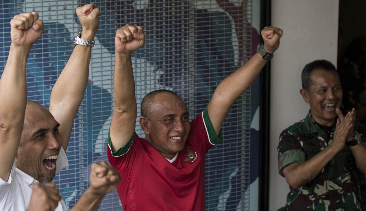 Ketum PSSI, Edy Rahmayadi, merayakan gol saat nobar Timnas Indonesia U-19 melawan Brunei di Stadion Atang Sutresna, Jakarta Timur, Selasa (12/9/2017). Nobar dilakukan sebelum acara pelepasan Timnas U-16. (Bola.com/Vitalis Yogi Trisna)