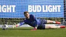 Kiper Inggris, Jordan Pickford menghadiri sesi latihan di Hotspur Way, tempat latihan Tottenham Hotspur, di Enfield, London, Selasa (7/9/2021). Inggris akan bertandang ke markas Polandia dalam matchday ke-6 kualifikasi Piala Dunia 2022 zona Eropa Grup I pada 9 September mendatang. (Tolga Akmen/AFP)