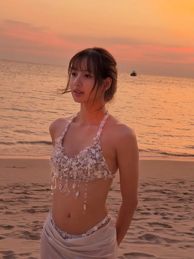 Bak Mermaid, 6 Potret Menawan Lisa BLACKPINK Tampil dengan Bikini Kerang Saat Rayakan Ultah ke-29 di Pantai