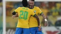 Pemain Brasil Neymar merayakan dengan rekan setimnya Vinicius Junior setelah mencetak gol pembuka timnya dari titik penalti dalam pertandingan kualifikasi Piala Dunia 2022 melawan Chile di Stadion Maracana, Rio de Janeiro, Brasil, Jumat,25 Maret. (AP Phot