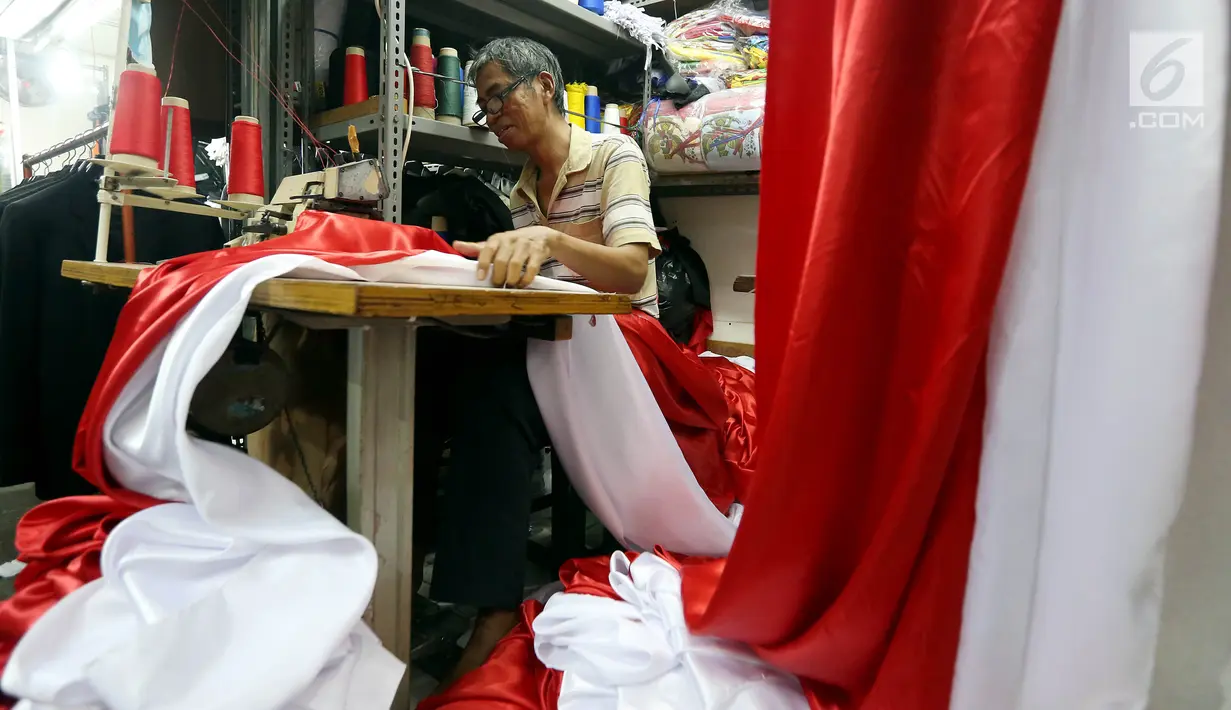 Seorang penjahit mengerjakan pesanan bendera merah putih di Pasar Senen, Jakarta, Selasa (9/8). Jelang peringatan HUT Republik Indonesia ke-72 para penjahit di Pasar Senen mengalami peningkatan pemesanan bendera merah putih. (Liputan6.com/Johan Tallo)