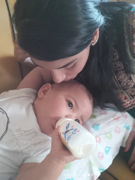 “Anak saya butuh Ibunya. Dan alasan saya tidak bersama mereka karena akses saya ditutup bukan saya tidak mau. Saya sebagai seorang Ibu Inshaa Allah selalu siap lahir batin 24 jam menjaga mereka,” lanjutnya. (Instagram/tsaniamarwa54)