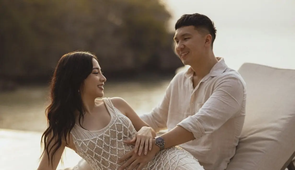 Gaya lainnya juga terlihat dari tampilan Nikita Willy yang begitu cantik dalam pemotretan maternity. Ia tampil dengan dress beige dengan nuansa resort yang begitu kental.  [Foto: Instagram/ Nikita Willy]