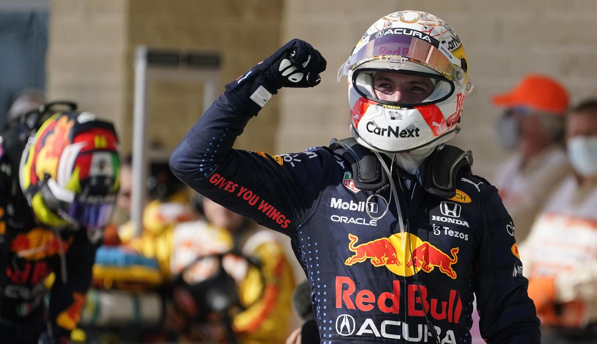 Pembalap Red Bull Racing, Max Verstappen sukses meraih kemenangan kedelapan di Formula 1 2021 usai menjuarai GP Amerika Serikat yang berlangsung di Circuit of the Americas (COTA). Hasil tersebut membuat Max kokoh di puncak klasemen dengan raihan 287,5 poin. (AP/Eric Gay)