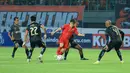 Pemain Persija Jakarta, Ryo Matsumura (tengah) berusaha melewati pemain Bhayangkara Presisi pada laga pekan ketiga BRI Liga 1 2023/2024 di Stadion Patriot Candrabhaga, Bekasi, Minggu (16/7/2023). Persija menang dengan skor 4-1. (Bola.com/M Iqbal Ichsan)