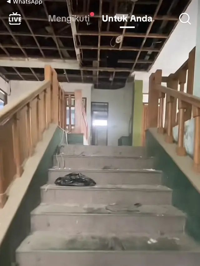 Tangga menuju lantai dua rumah pada postingan Tiktok/@gerandong_tv