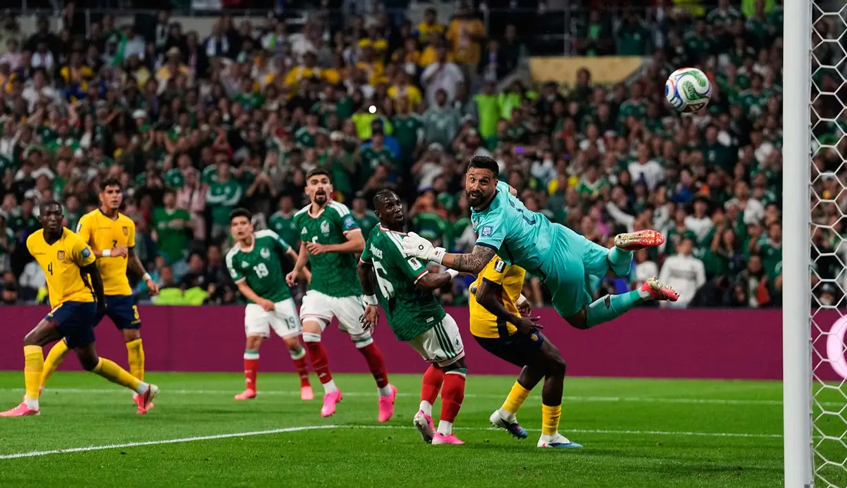 Kiper Ekuador Hernan Galindez, mengamati tendangan Gilberto Mora dari Meksiko yang meleset ke gawang selama pertandingan sepak bola babak 32 besar Piala Dunia di Mexico City, Selasa, (30/06/2026). (AP Photo/Dolores Ochoa)