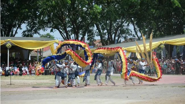 Pertunjukan tari dan musik bertajuk Gending Paksi Naga Liman di sela pembukaan Festival Keraton Nusantara (FKN) XI tahun 2017 di Cirebon. (Liputan6.com/Panji Prayitno)