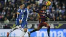 Penyerang Barcelona, Neymar, berusaha mengontrol bola saat dikejar pemain Espanyol, Alvaro Gonzales, pada laga La Liga Spanyol. Akibat hasil ini, Barca harus tertahan di posisi dua klasemen sementara. (Reuters/Stringer)