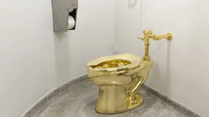 Kloset emas karya Maurizio Cattelan