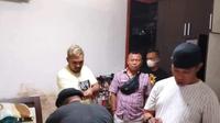Rahmat IS Ambo berambut pirang saat dibekuk oleh Ditreskrimum Polda Riau (Arfandi/Liputan6.com)