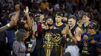 Denver Nuggets berhasil meraih trofi juara NBA musim ini setelah mengalahkan Miami Heat dengan agregat 4-1 dalam lima partai final. (AP Photo/Jack Dempsey)