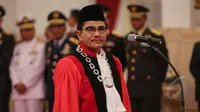 Manahan Malontige Pardamean Sitompul saat menghadiri acara pelantikan dirinya sebagai Hakim Konstitusi di Istana Negara, Jakarta, Selasa (28/4/2015). (Liputan6.com/ Faizal Fanani)