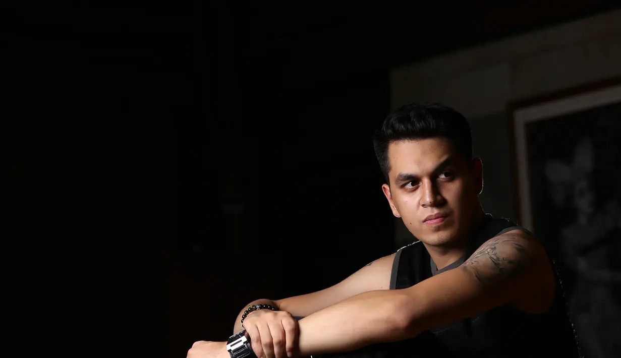 Jurusan bahasa Asing dan bisnis menjadi pilihan Kevin Julio untuk kuliah S1. (Wardrobe by Isis, foto Galih W. Satria/Bintang.com)