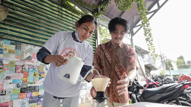 Pemuda Mahasiswa Nusantara (PMN) menggelar pelatihan barista dan penyajian kopi di Cakung, Jakarta Timur,Senin (10/7/2023) siang (Istimewa)