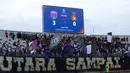 Suporter Persita Tangerang merayakan kemenangan atas Persik Kediri dalam laga lanjutan BRI Super League 2025/2026 di Stadion Indomilk Arena, Minggu (21/12/2025) sore WIB. (Bola.com/ M Iqbal Ichsan)