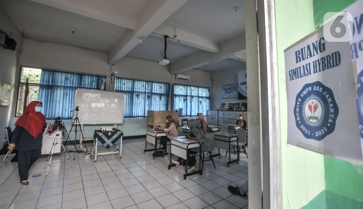 Suasana saat simulasi sekolah dengan model Kelas Hybrid di SMPN 255, Jakarta, Selasa (30/3/2021). Kelas Hybrid merupakan model sekolah tatap muka secara rotasi dengan jumlah kehadiran siswa 50 persen dengan kombinasi pembelajaran antara teknik pengajaran dan teknologi. (merdeka.com/Iqbal S Nugroho)