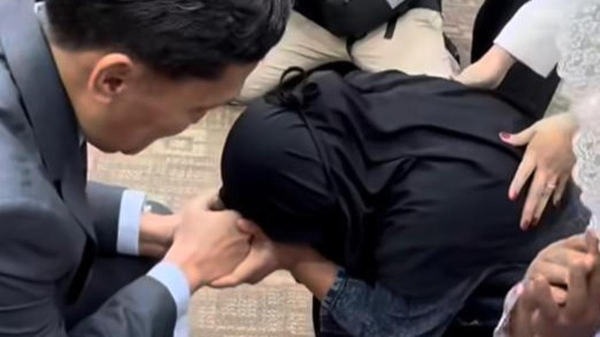 Ibu Menangis dan Bersujud di DPR, Mohon Keadilan untuk Anak yang Terjerat Kasus
