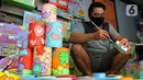 Perajin melukis bahan daur ulang untuk dipasarkan secara online di Kaleng Lani  di kawasan Tanah Baru, Depok, Jawa Barat, Rabu (9/3/2022). Kerajinan tangan ini dijual dengan harga antara Rp 25 ribu hingga Rp 250 ribu. (merdeka.com/Arie Basuki)