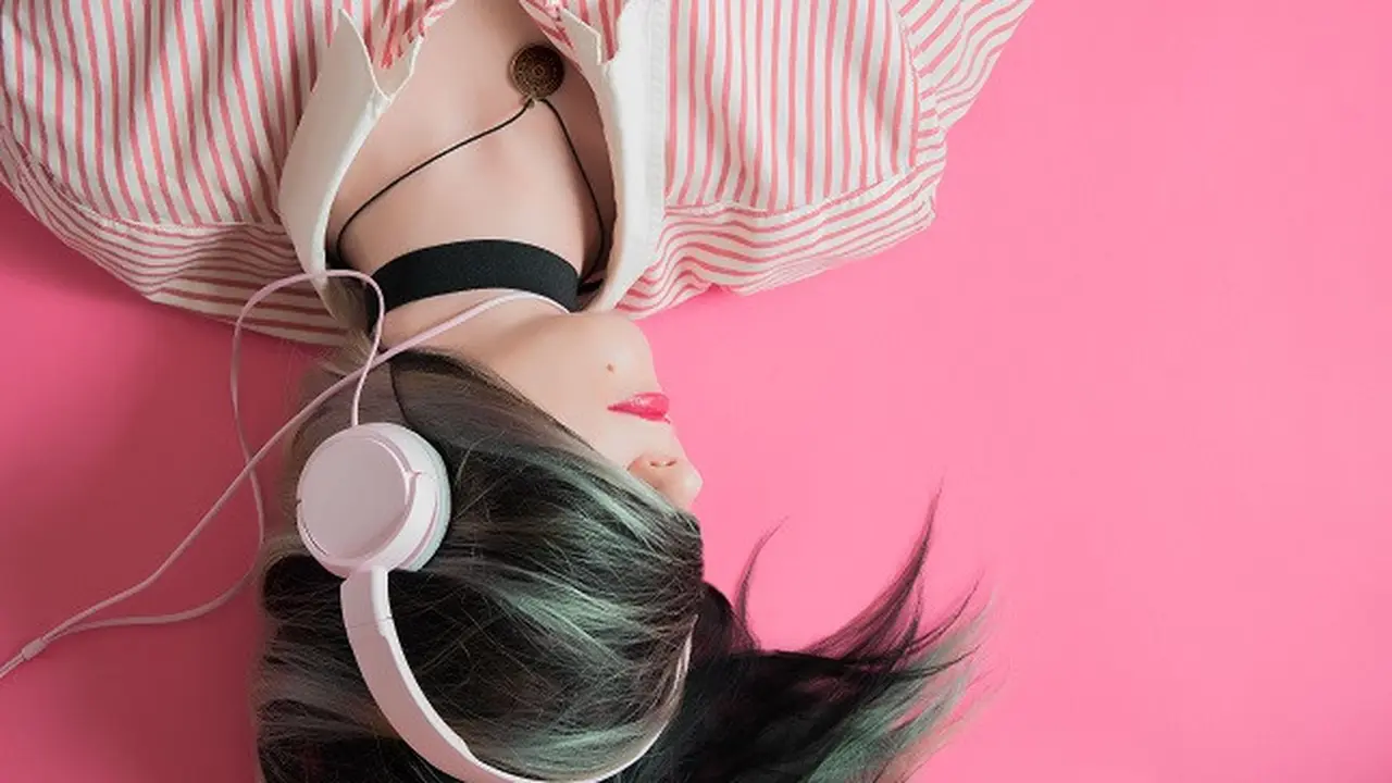 Mendengarkan musik/ Unsplash Elice