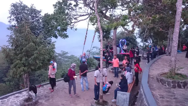 Sunrise berlatar Candi Borobudur di Punthuk Setumbu