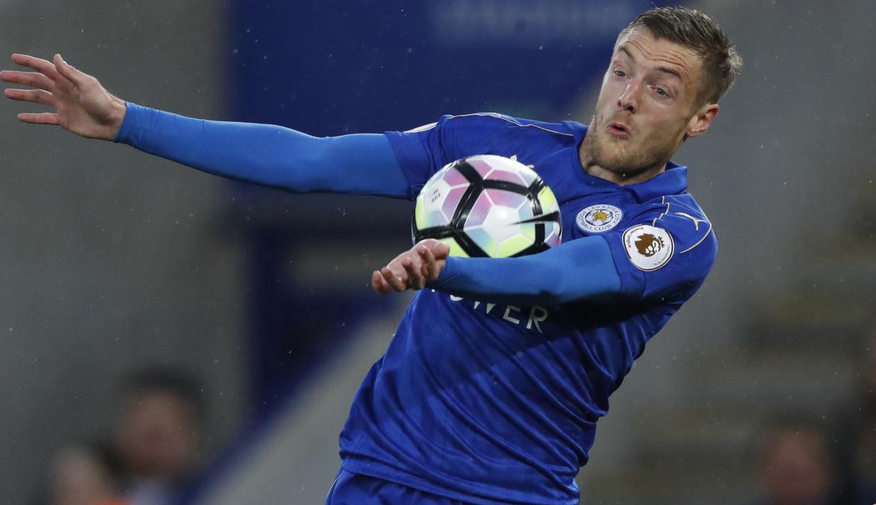 Penyerang Leicester City, Jamie Vardy (patut diperhitungkan menjadi top scorer Premier League 2017-2018. Musim 2016-2017 ia tampil 37 kali dan mencetak 13 gol. (AFP/Adrian Dennis)