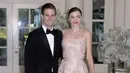 Kebahagiaan tengah bersama Miranda Kerr yang baru saja resmi dipersunting CEO Snapchat, Evan Spiegel. Pernikahan yang berlangsung secara privat ini hanya dihadiri keluarga dan teman-teman terdekatnya. (AFP/Bintang.com)