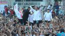 Capres nomor urut 01 Joko Widodo atau Jokowi menyapa pendukungnya saat kampanye terbuka di Alun-Alun Brebes, Jawa Tengah, Kamis (4/4). Jokowi menargetkan kemenangan lebih dari 80 persen di Brebes. (Liputan6.com/Angga Yuniar)